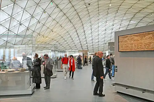 La salle sous la couverture.