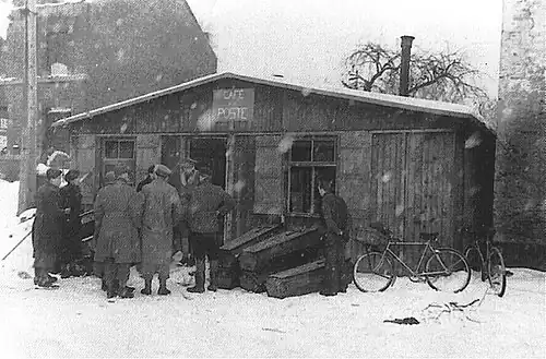 Les cercueils devant le Café de la Poste, le 11 janvier 1945, lors de la mise en bière.