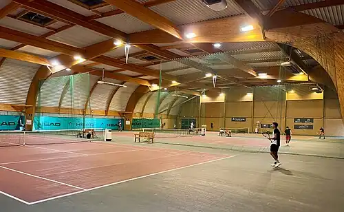 Les courts couverts.