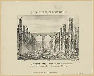 alignement de colonnes de pierre avec des arcades vides au fond