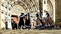 Danseurs du groupe devant la Cathédrale Saint Corentin de Quimper.