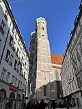 Les deux tours de la Frauenkirche de Munich - env. 98m chacune - vue latérale
