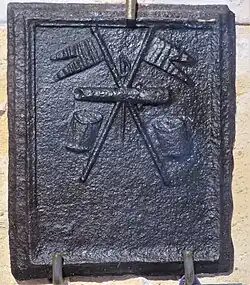 Les drapeaux de la victoire sur plaque de cheminée.