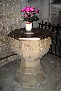 Les fonts baptismaux de l'église Saint-Rémy  de Domrémy-la-Pucelle, sur lesquels Jeanne d'Arc reçut le baptême.