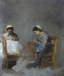 Deux femmes assises sur des chaises s’affairant sur des tissus, l'un blanc, l’autre marron.