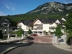 vue du centre-ville de Mouxy avec ses nouveaux immeubles