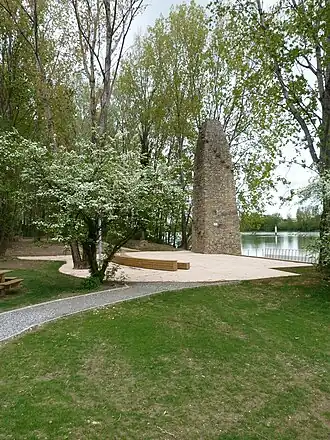 Les nouvelles berges du Rhône autour de la pile de l'ancien bac à traille.
