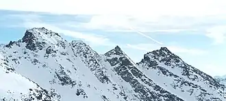 Vue de la pointe Rénod (à gauche) et de ses trois pointes méridionales (à droite).