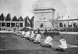 Photographie montrant deux équipes tirant à la corde dans le stade olympique.