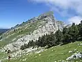 Les rochers de la Balme avec le pas Ernadant.