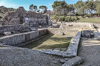 La natatio, alimentée par la fontaine au masque de théâtre.