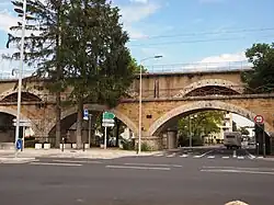 Au premier plan le viaduc du CFB à Villefranche-sur-Saône, parallèle à celui de la ligne SNCF.