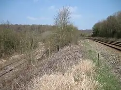 Sortie nord de la gare en 2012.À droite la ligne de Dieppe, à gauche celle vers Motteville.