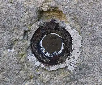 Repère de nivellement sur l'église- altitude 138 m.