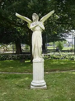 Vue de la statue d'un ange présente dans le parc