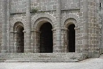 Porche avec trois travées voûtées en berceau.