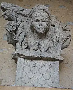 Chapiteau gallo-romain, Letanne, découvert en 1859 à Montfort, en dépôt au presbytère de Beaumont-en Argonne, au musée de Sedan.