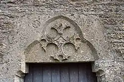Croix de Malte sculptée sur le portail de l'église.