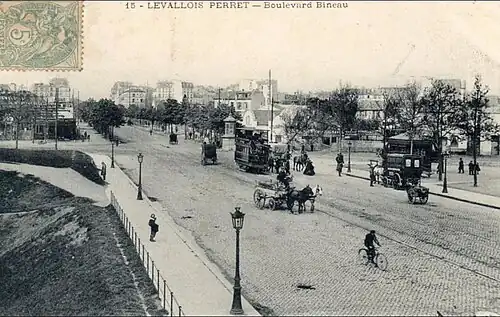 Les fiacres sur le boulevard Bineau, côté Levallois-Perret.