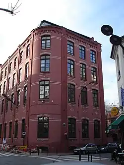 Détails de la façade avec décoration en briques blanches.