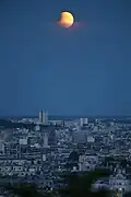 L'éclipse peu après le lever de la Lune, vue depuis Montmartre (Paris, France).