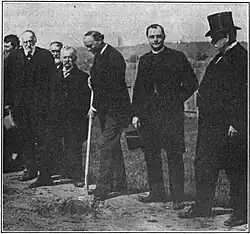 Photographie montrant un homme bêcher.