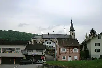 Le village de Leymen et l'église Saint-Léger.
