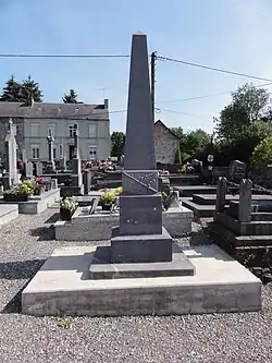 Monument aux morts, dans le cimetière