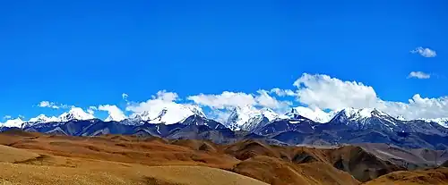 RN G318 au col de Tong La (5&nbsp;150&nbsp;m): vue sur le massif du Lapche Kang (7&nbsp;367&nbsp;m), .