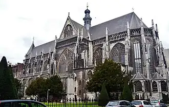 Vue de l'église de la place Emile-Dupont.