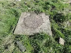 La tête de puits matérialisée.