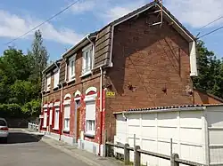Des habitations groupées par deux construites en parpaings.
