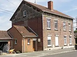 Des habitations groupées par deux.