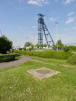 Le puits no&nbsp;1 ter, et en arrière-plan, le puits no&nbsp;1 bis.