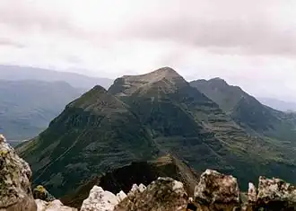 Vue du Liathach depuis le :Beinn Eighe (en) avec du premier au dernier plan : Stuc a' Choire Dhuibh Bhig (915 m), Spidean a' Choire Lèith (1 055 m) et Mullach an Rathain (1 023 m).