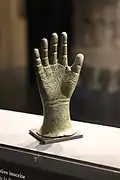 Ex-voto anatomique en forme de main, portant une inscription de remerciement en grec. Découverte au Liban (musée du Louvre).
