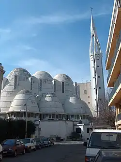 Les coupoles ovoïdales et le clocher.