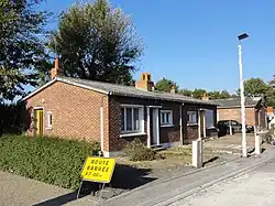 Des habitations basiques, avec toiture en Eternit.