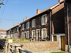 Habitations groupées par deux.