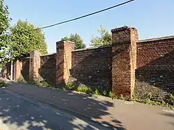 Les murs d'enceinte.