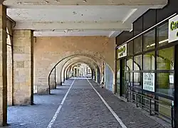 Arcades de la place Abel-Surchamp.