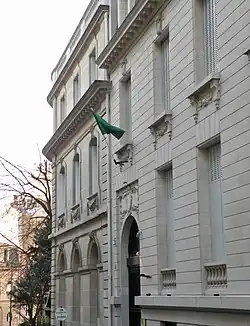 Drapeau sur la façade de l'ambassade de Libye en France.