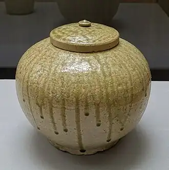 Jarre à couvercle. Grès de Sanage (Nagoya), à glaçure de cendre. 10e&nbsp;s. Musée national de Tokyo.