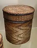 Panier et son couvercle tissés en fibre végétale (roseaux) - Longo Bonda - Côte de Loango - Gabon fin du xixe&nbsp;siècle. Cincinnati Art Museum.