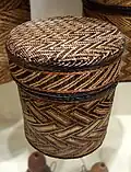 Panier et son couvercle tissés en fibre végétale (roseaux) - Longo Bonda - Côte de Loango - Gabon fin du xixe&nbsp;siècle. Cincinnati Art Museum.
