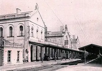 Façade arrière et quais.