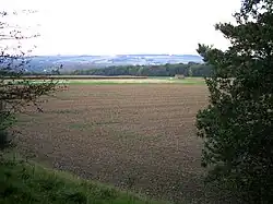 Le terre-plein de l'oppidum avec vue sur la vallée.