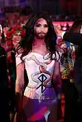 En 2014, le chanteur Conchita Wurst au Life Ball&nbsp;(en) à Vienne (Autriche)