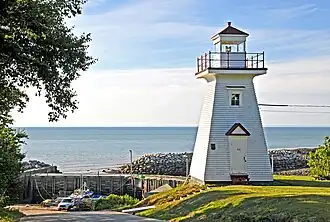 Le phare de Hampton (Nouvelle-Écosse, Canada) a un toit en croupe.