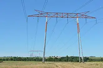 Pylônes "Trianon" d'une ligne à haute tension a Courcoury Charente-Maritime, août 2013
